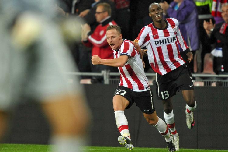 storsejr. Den tidligere midtbanedynamo hos FCK, Atiba Hutchinson (th), indtog en uvant position på højre back i storsejr til PSV. Arkivfoto. 
