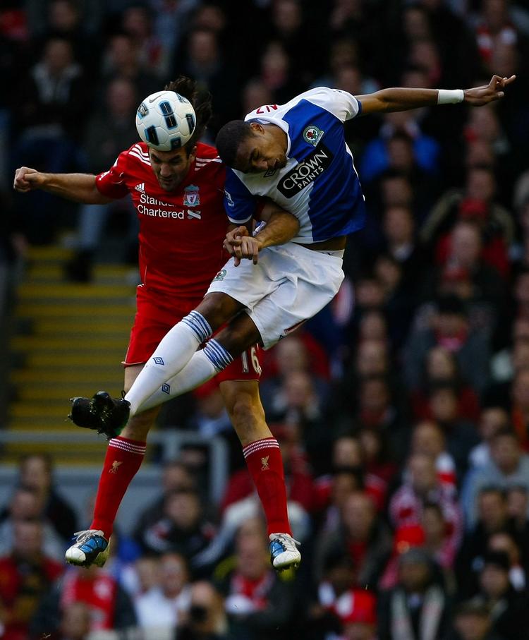 svæv. Liverpools Sotirios Kyrgiakos (tv) scorede det første mål i opgøret mod Blackburn. 