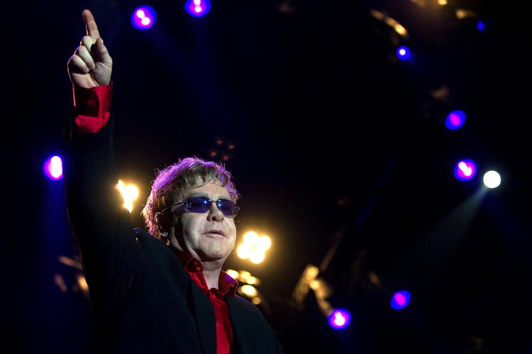 Elton John finder tilbage til fordums storhed og tyngde på sit nye album. Pladen gæstes endvidere af så prominente navne som Neil Young og Brian Wilson. 