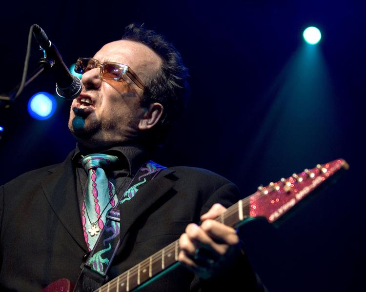 Elvis Costello leverer  albummet 'National, Ransom', som  minder os om, hvorfor han har status som en af rockens største sangskrivere. 