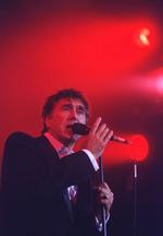 Den tidligere sanger i Roxy Music drukner desværre i kedelig og blodfattig vellyd på sin nyeste udgivelse, der gæstes af et hav af musikere. 