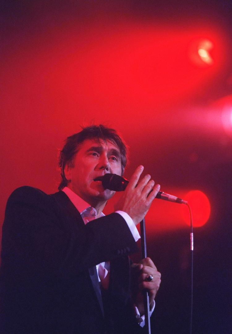 Den tidligere sanger i Roxy Music drukner desværre i kedelig og blodfattig vellyd på sin nyeste udgivelse, der gæstes af et hav af musikere. 