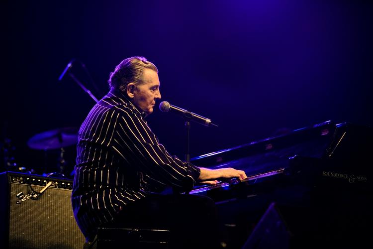 Det aldrende rockikon Jerry Lee Lewis sætter på sin nye plade en tyk streg under, at vedkommende musikalitet intet har med alder at gøre. 