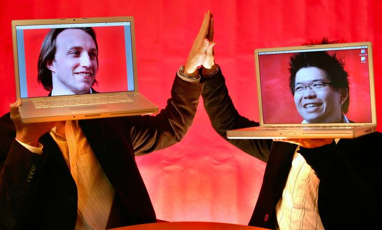 Grundlæggere. Stifterne af Youtube, Chad Hurley (tv.) og Steven Chen fotograferet i 2006, da de poserede med deres bærbare på et pressemøde. 