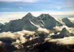 antiklimaks. Det var på et af nabobjergene til Mount Everest, at den berømte sherpa blev fanget af en lavine. Her er det sydsiden af Mount Everest, der med sine 8.848 meter er det højeste sted i verden. 