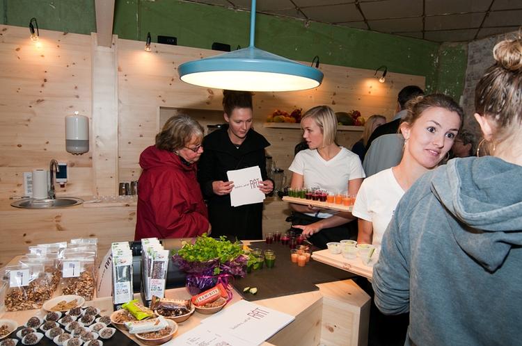 Simple Raw holdt reception for inviterede søndag 24. oktober, men åbner først rigtigt fredag 29. oktober. 