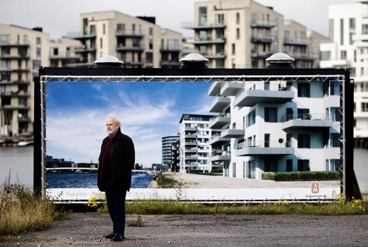 Uvirkeligheden. Byens liv lever man i dag overalt. Selv på landet, mener Jens Smærup Sørensen. Det moderne  menneske glider gennem tilværelsen uden andet mål end at rage flest mulige oplevelse til sig. 