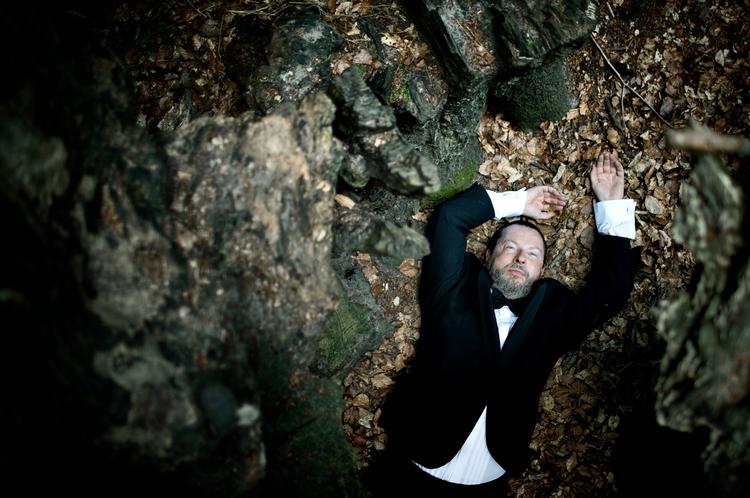 røvmytoligisk. Lars von Trier  elsker, når junglen kaster sig over civilisationen. Her er det ham selv, der bliver overfaldet af skoven i Lyngby, hvor han tilbragte meget af sin barndom. 