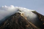 Farlig. Merapi  fotograferet i dag. Vulkanen har tidligere kostet mange menneskelig. Ved et udbrud i 1930 døde over 1.000 mennesker. 
