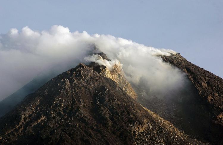Farlig. Merapi  fotograferet i dag. Vulkanen har tidligere kostet mange menneskelig. Ved et udbrud i 1930 døde over 1.000 mennesker. 