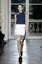 Jordnært.  Før i år var det 13 år siden, at det franske modehus Balenciaga sidst viste flade sko til modeshow. Men nu tror designeren Nicolas Ghesquière på maskuline flade sko og grafiske kjoler. 