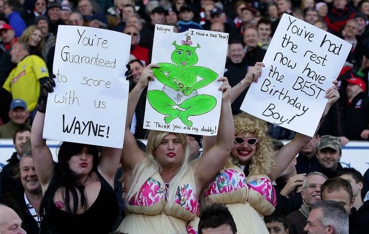 farceagtigt. Udklædte Stoke-fans gjorde nar af Wayne Rooney-sagen under kampen mellem Stoke og Manchester United søndag. 