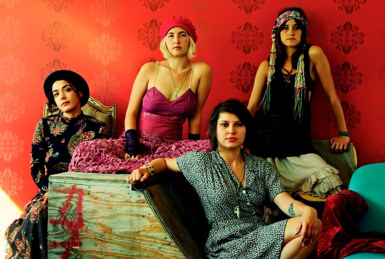 De fire L.A.-pigers langsomt ulmende og sammenrodede rockæstetik sætter sig efterhånden som et sammenhængende udtryk. PR-foto: Mia Kirby 