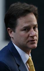Krisetid? Flere britiske medier forudser en mindre krise, efter at Nick Clegg har modsagt det britiske forsvarsministerium i sagen om en mulig undersøgelse af wikileaks-påstandene. 