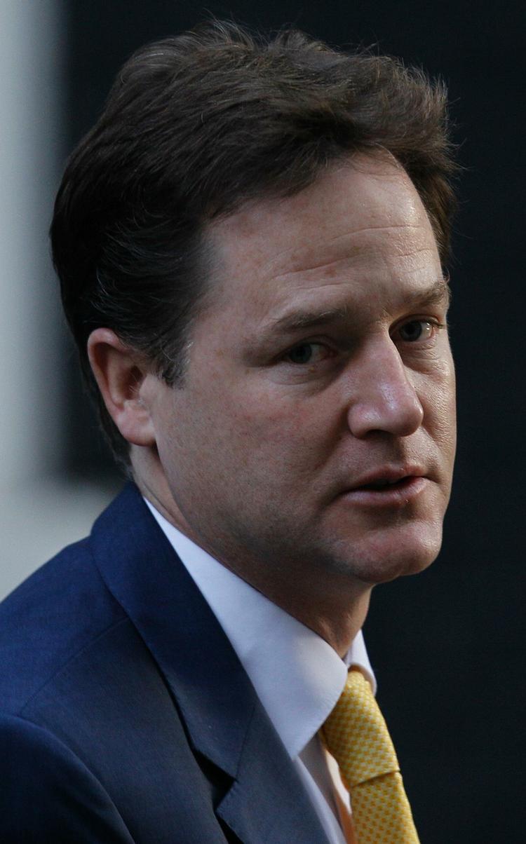 Krisetid? Flere britiske medier forudser en mindre krise, efter at Nick Clegg har modsagt det britiske forsvarsministerium i sagen om en mulig undersøgelse af wikileaks-påstandene. 