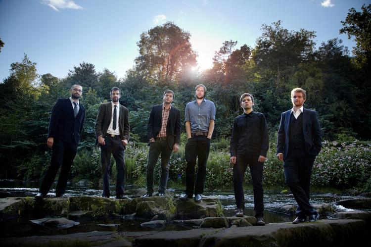 Med fiol og trækharmonika forholder Broken Records sig til den folkelige musiktradition, men gør det med en alvor og en pondus. PR-foto: Chris Park 