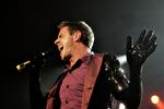 Scissor Sisters spiller op til sommerfest med et mesterligt festfyrværkeri af et album. 