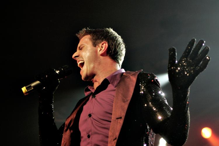 Scissor Sisters spiller op til sommerfest med et mesterligt festfyrværkeri af et album. 