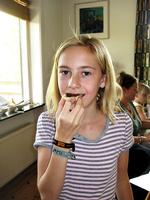 Pige spiser nutella
