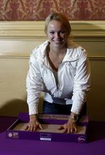 kampklar. Caroline Wozniacki fik lavet aftryk af sine hænder i forbindelse med offentliggørelsen af et nyt logo til Doha-sæsonfinalen. 