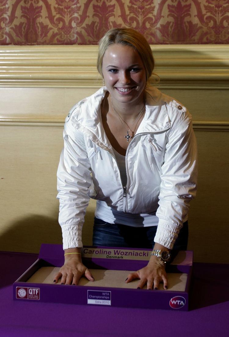 kampklar. Caroline Wozniacki fik lavet aftryk af sine hænder i forbindelse med offentliggørelsen af et nyt logo til Doha-sæsonfinalen. 