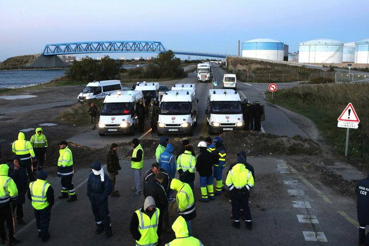 Blokade. Strejkende medarbejdere foran oliedepot nær Marseille. 