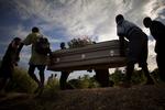 BEGRAVELSE. Pårørende begraver familiemedlem, der døde af kolera. Over 3000 er smittede på Haiti. 