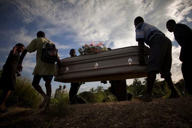 BEGRAVELSE. Pårørende begraver familiemedlem, der døde af kolera. Over 3000 er smittede på Haiti. 