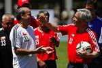 Venskabskamp. Chiles præsident, Sebastian Pinera (th), og den tidligere professionelle fodboldspiller og nyligt reddede minearebjder, Franklin Lobos efter dagens kamp i  Santiago, Chile. 