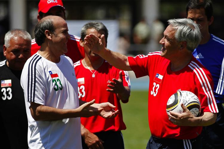 Venskabskamp. Chiles præsident, Sebastian Pinera (th), og den tidligere professionelle fodboldspiller og nyligt reddede minearebjder, Franklin Lobos efter dagens kamp i  Santiago, Chile. 