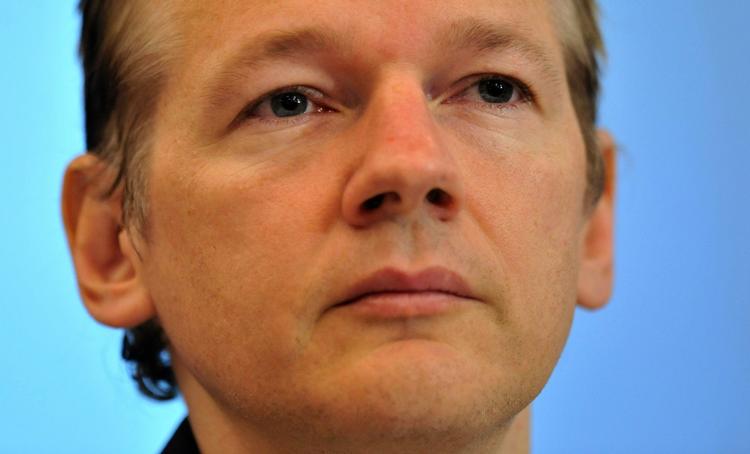Efterforskes. Julian Assange beskyldes for at have begået voldtægt under et ophold i Sverige i august. Selv afviser han beskyldningerne. 
