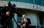 Sparerunde. Efter bare tre dages intense forhandlinger med finansminister George Osborne var generaldirektør Mark Thompson nødt til at kapitulere og erkende, at BBC over de næste fire år kommer til at spare som aldrig før. 
