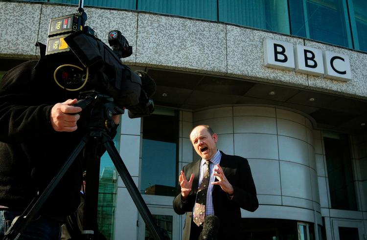 Sparerunde. Efter bare tre dages intense forhandlinger med finansminister George Osborne var generaldirektør Mark Thompson nødt til at kapitulere og erkende, at BBC over de næste fire år kommer til at spare som aldrig før. 