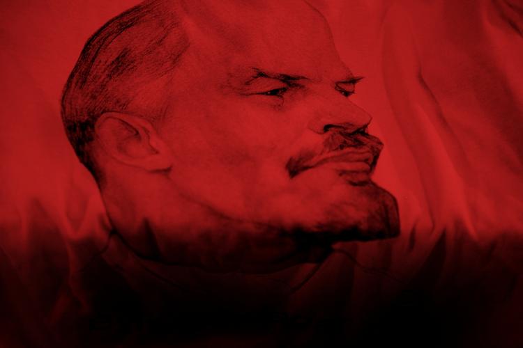 Savn. Så længe Sovjet kunne true med at opfange noget af den sympati, USA forspildte gennem sine magtovergreb (Vietnam), satte klogskaben visse grænser for amerikansk imperialisme, skriver Jørgen Knudsen. Arkivfoto af flag med den sovjetiske statsleder Lenin. 