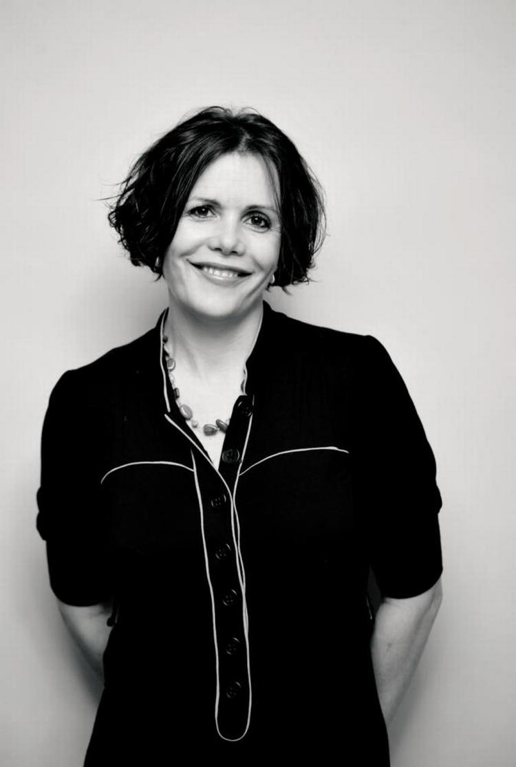 iagttagende. Christina Hesselholdt arrangerer sin fortælling om seks midaldrende bekendte fyldigt og underholdende. 