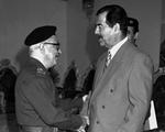 Makkerpar. Tareq Aziz sammen med Saddam Hussein i 1998 ved afslutningen af ramadanen. 