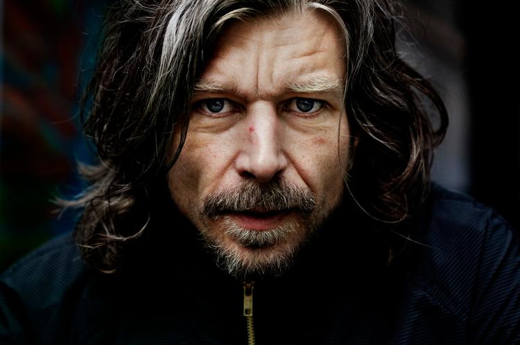 intimt. Første bind af Karl Ove Knausgårds 'Min Kamp' handlede om hans opvækst i Norge. I det andet bind, som udkommer tirsdag, følger vi Knausgård som en relativt etableret forfatter, der flytter til Stockholm og stifter familie. Heller ikke denne gang er han bange for at gå meget tæt på sit eget liv. Arkivfoto: Astrid Dalum 
