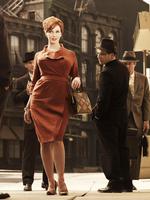 gennembrud. Antologien behandler også det moderne amerikanske drama i form af 'The Wire', 'Mad Men', 'West Wing' og 'Sopranos'. Her er det Christina Hendricks fra Mad Men, sæson 3. 