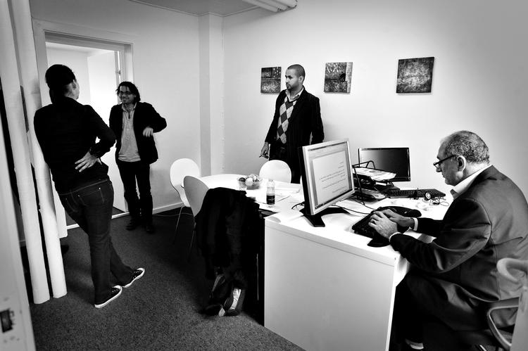redaktionen. 56-årige Mohammed Hamza (højre) og 28-årige Nidal Abu Arif (i midten) er de to initiativtagere til Akhbar Al-Danmark. Hamza kommer oprindelig fra Irak og har arbejdet som journalist i Mellemøsten og været tilknyttet BBC Arabia som kommentator. Arif er oprindelig statsløs palæstinenser. Han læser statskundskab ved siden af avisen og har været tilknyttet blandt andet Al Jazeera som korrespondent. 