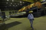 Provokation. En arbejder i det russiskbyggede atomkraftværkl i Bushehr - et værk, som provokerer Vesten. 