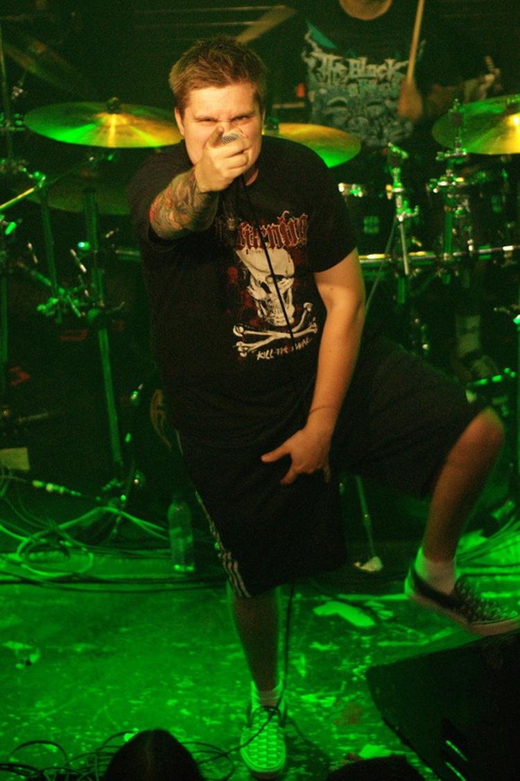 Showtime! »Er publikum lidt tilbageholdende må jeg nøde dem lidt, når der er anledning til det. Vedholder de at være passive, må jeg skride til skrappere metoder så som kommando og små provokationer, og det hjælper i reglen«, konstaterer Esse fra Hatesphere i bandets andet rejsebrev fra staterne. 