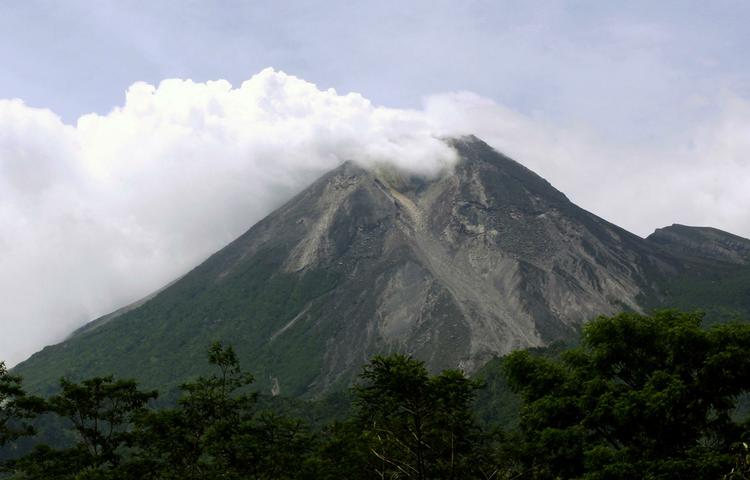 Vulkan. Myndighederne anbefaler indbyggere omkring vulkanen Merapi at forlade området. 