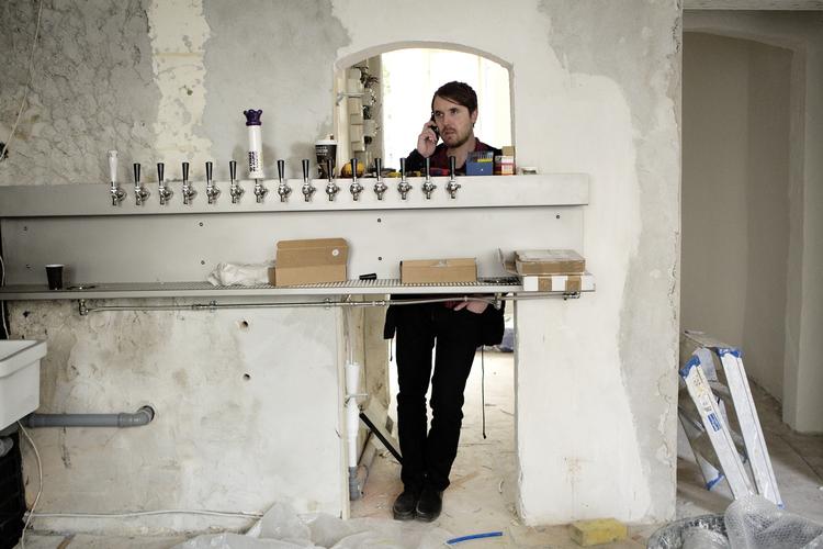 Mikkel Borg Bjergsø, her foreviget kort før åbningen må Mikkeller bar,  er kendt for at lave øl, der chokerer verden. 