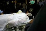 UDBRUD. Kvæstet bæres indpå hospitalet i Yogyakarta efter den indonesiske vulkans udbrud. 