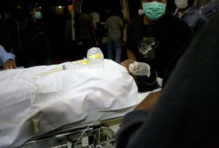 UDBRUD. Kvæstet bæres indpå hospitalet i Yogyakarta efter den indonesiske vulkans udbrud. 