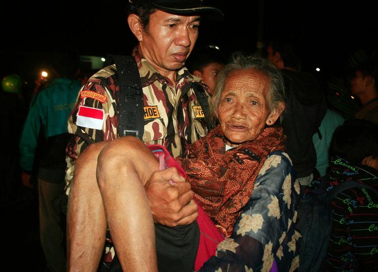 Katastrofer. Indonesien er ramt af både et truende vulkanudbrud og en tsunami. Op mod 200 er bekræftet døde og tusinder har fået smadret deres hjem. 