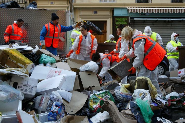 Oprydning. Over 10.000 tons skrald har samlet sig i Marseilles' gader efter de seneste dages strejker. 