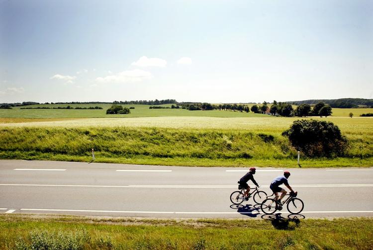 CYKLISME. Cyklistforbundet vil have provinskommunerne til at øge indsatsen for at få flere til at vælge jernhestene. Arkivfoto. 