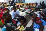 BEHANDLING. Haiti behandler de kolerasmittede på felthospitaler. WHO frygter, at koleraen vil slå sig ned i det fattige land. 