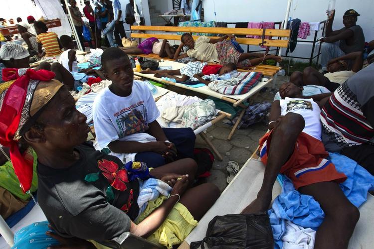 BEHANDLING. Haiti behandler de kolerasmittede på felthospitaler. WHO frygter, at koleraen vil slå sig ned i det fattige land. 